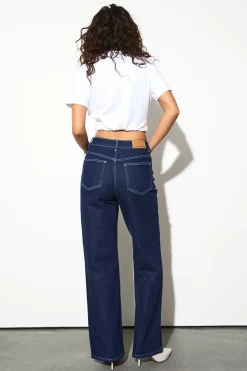 Le jean taille haute à jambe droite