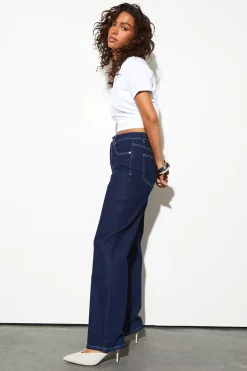 Le jean taille haute à jambe droite