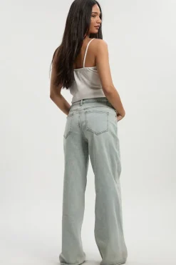 Le jean taille mi et jambe large