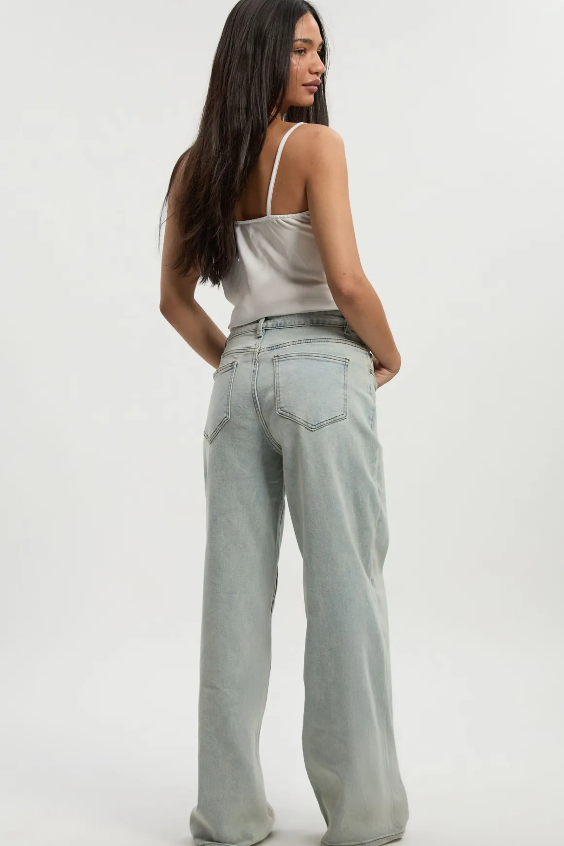 Le jean taille mi et jambe large