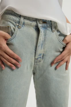 Le jean taille mi et jambe large