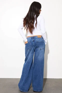 Le jean à taille mi-haute et jambes larges pour petites