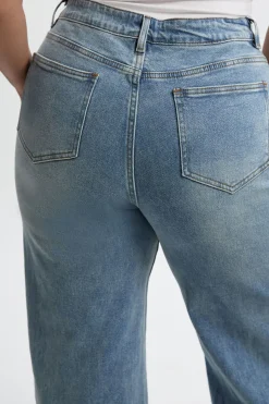 Le jean taille plus à mi-taille et jambes larges