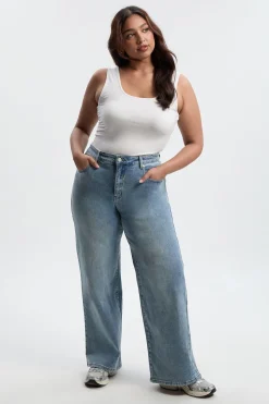 Le jean taille plus à mi-taille et jambes larges