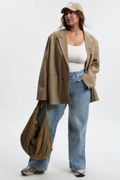 Le jean taille plus à mi-taille et jambes larges