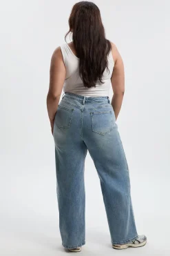 Le jean taille plus à mi-taille et jambes larges