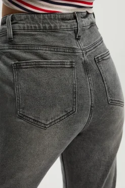 Le jean évasé à taille haute