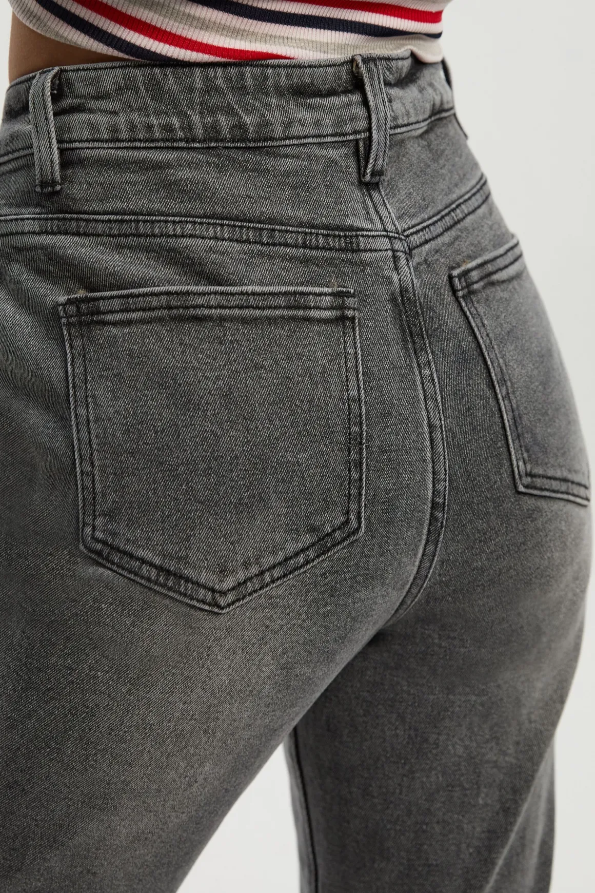 Le jean évasé à taille haute