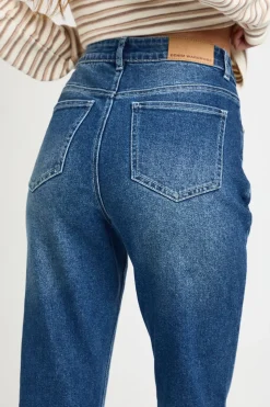 Le jean évasé à taille haute