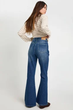 Le jean évasé à taille haute