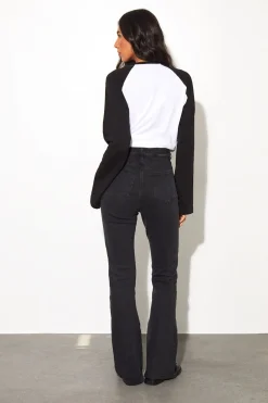 Le jean évasé à taille haute pour femmes grandes