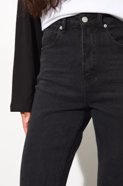 Le jean évasé à taille haute pour femmes grandes