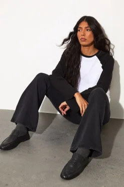 Le jean évasé à taille haute pour femmes grandes