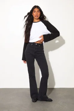 Le jean évasé à taille haute pour femmes grandes