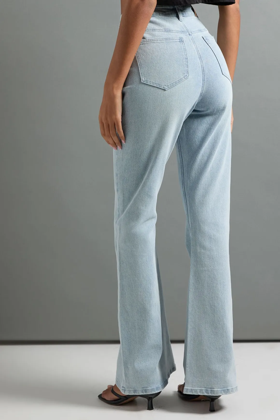 Le Jean Évasé Taille Haute Pour Grandes Tailles