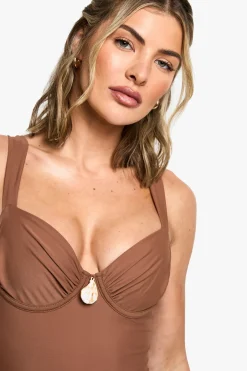 Maillot de bain à armatures avec bonnets froncés et garniture coquillage
