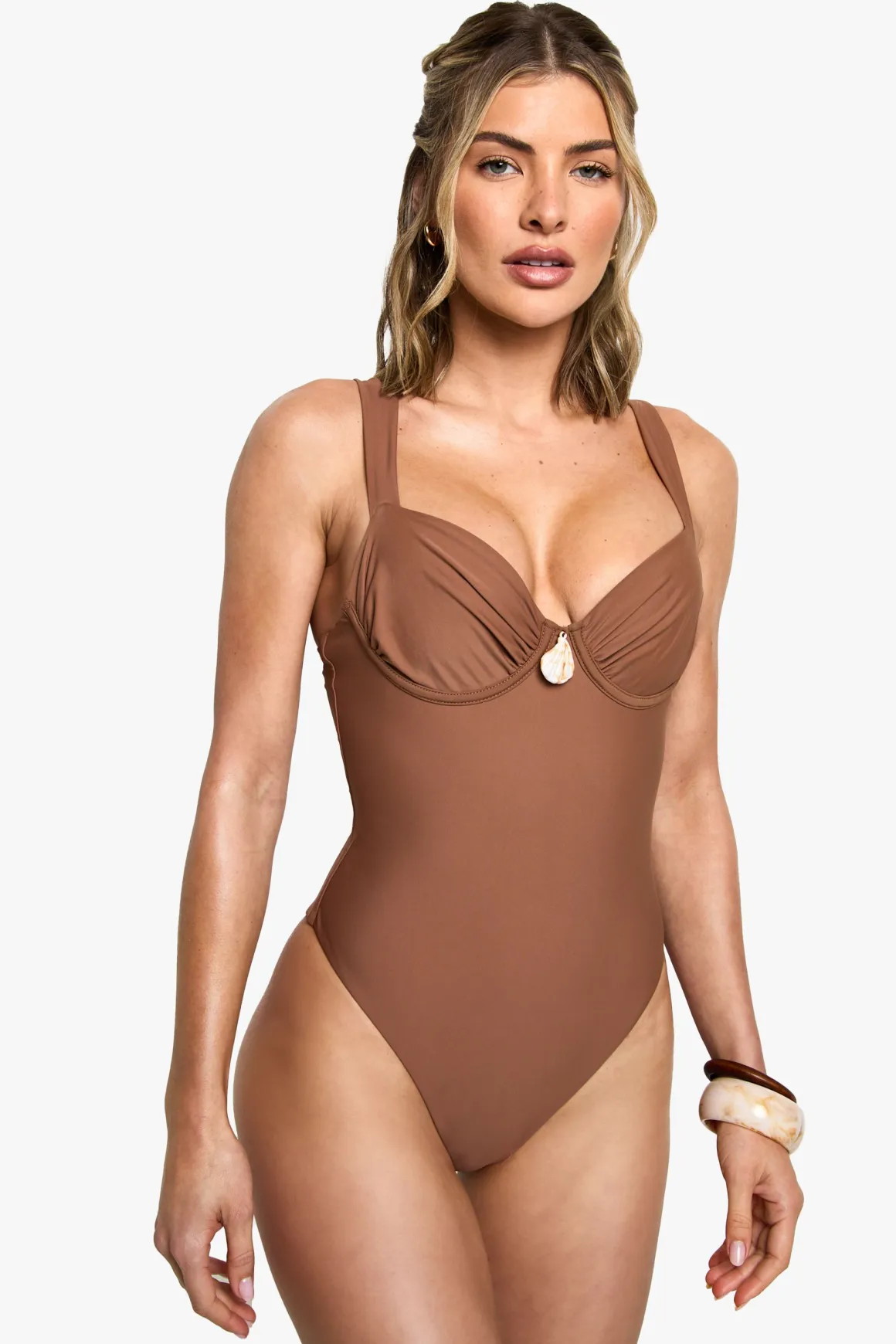 Maillot de bain à armatures avec bonnets froncés et garniture coquillage