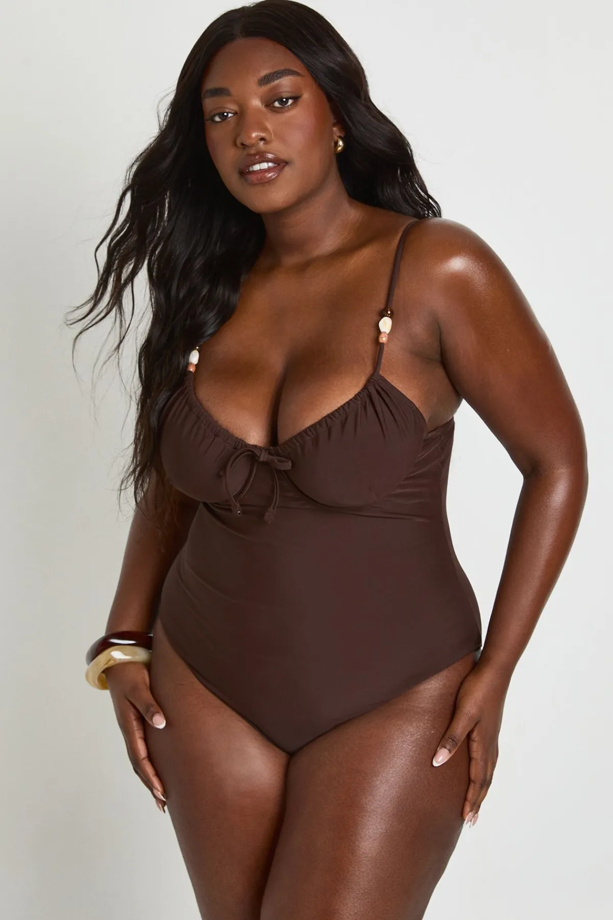 boohoo Maillot De Bain Balconnet Grande Taille Avec Détail De Perles<Femme Looks Chocolat|Tenues De Plage