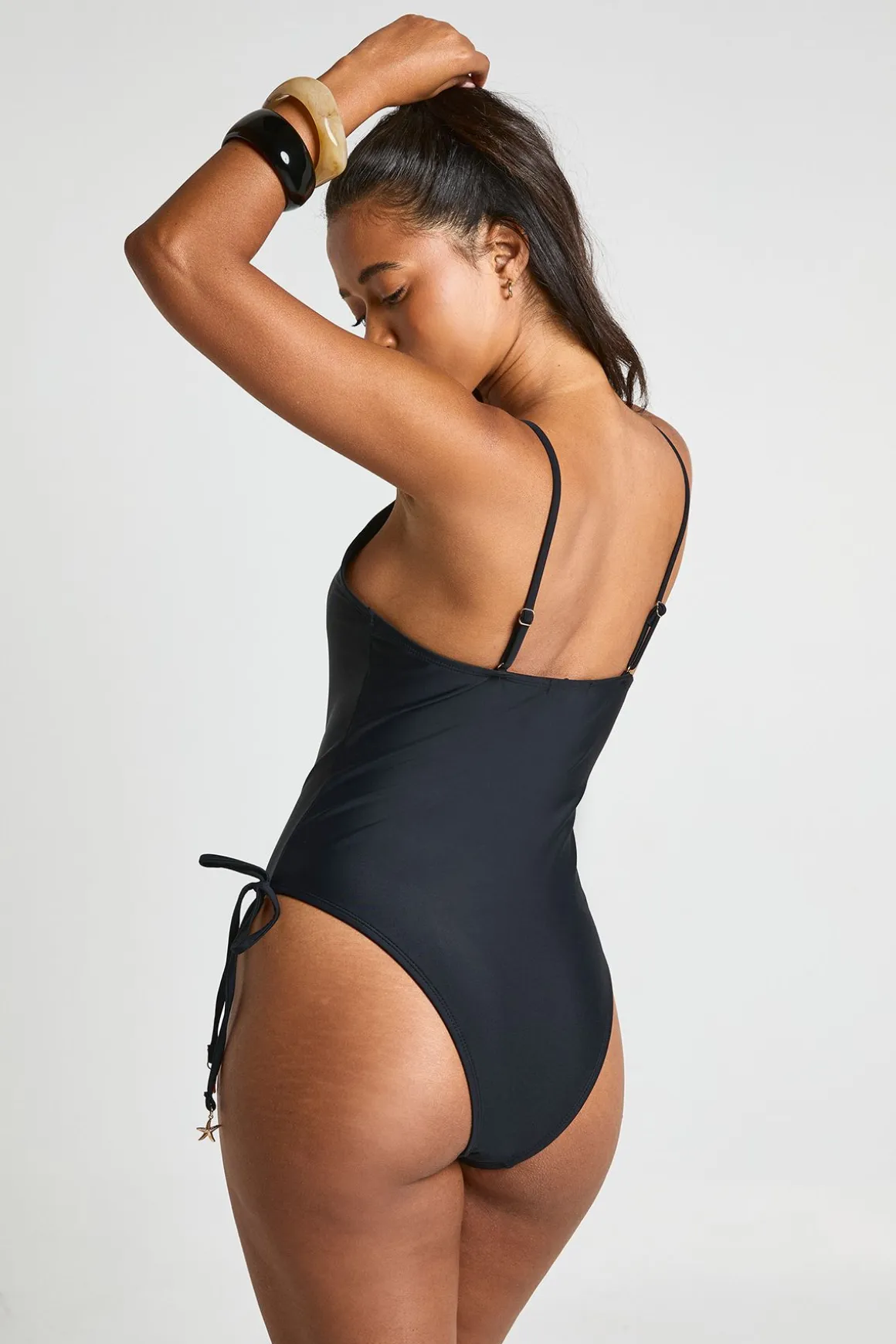Maillot De Bain Décolleté Plongeant Avec Détail Étoile De Mer Dorée
