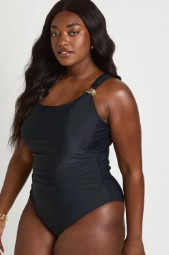 boohoo Maillot De Bain Grande Taille Une Épaule Froncé Avec Détails Dorés<Femme Maillots De Bain|Tenues De Plage