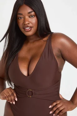 boohoo Maillot De Bain Grande Taille À Décolleté Plongeant Avec Anneau Et Contrôle Du Ventre<Femme Looks Chocolat|Tenues De Plage