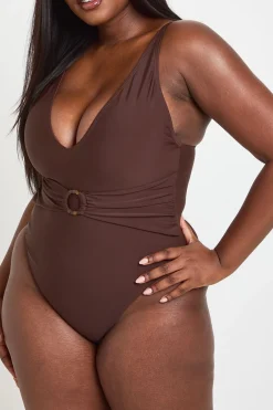 boohoo Maillot De Bain Grande Taille À Décolleté Plongeant Avec Anneau Et Contrôle Du Ventre<Femme Looks Chocolat|Tenues De Plage