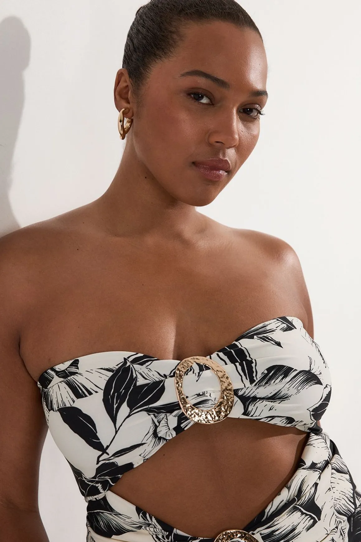 Maillot de bain grande taille échancré en tissu fluide à imprimé palmier
