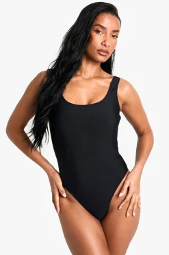 boohoo Maillot de bain Petite Swimwear Essentials à encolure carrée<Femme Maillots De Bain|Tenues De Plage