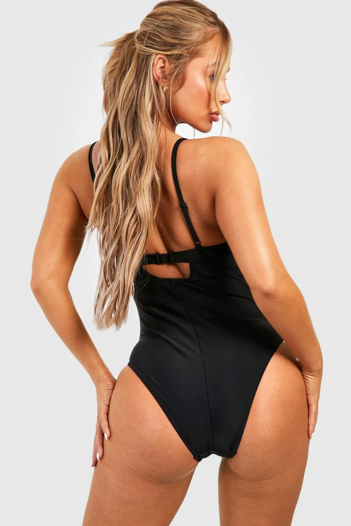 Maillot de bain une pièce à décolleté plongeant à trou de serrure