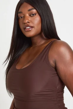 boohoo Maillot De Bain Une Pièce Grande Taille À Encolure Arrondie Avec Contrôle Du Ventre<Femme Looks Chocolat|Tenues De Plage