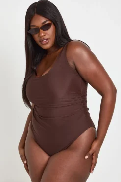 boohoo Maillot De Bain Une Pièce Grande Taille À Encolure Arrondie Avec Contrôle Du Ventre<Femme Looks Chocolat|Tenues De Plage
