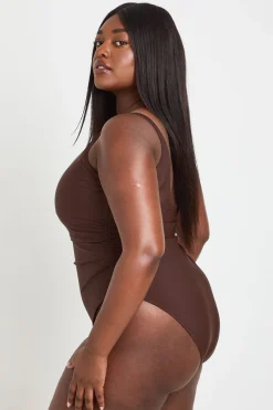 boohoo Maillot De Bain Une Pièce Grande Taille À Encolure Arrondie Avec Contrôle Du Ventre<Femme Looks Chocolat|Tenues De Plage