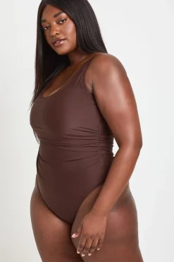 boohoo Maillot De Bain Une Pièce Grande Taille À Encolure Arrondie Avec Contrôle Du Ventre<Femme Looks Chocolat|Tenues De Plage