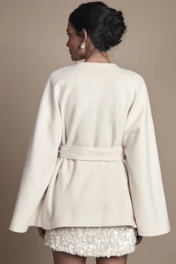 Manteau Cape Court Blanc Ceinturé pour Occasions Spéciales
