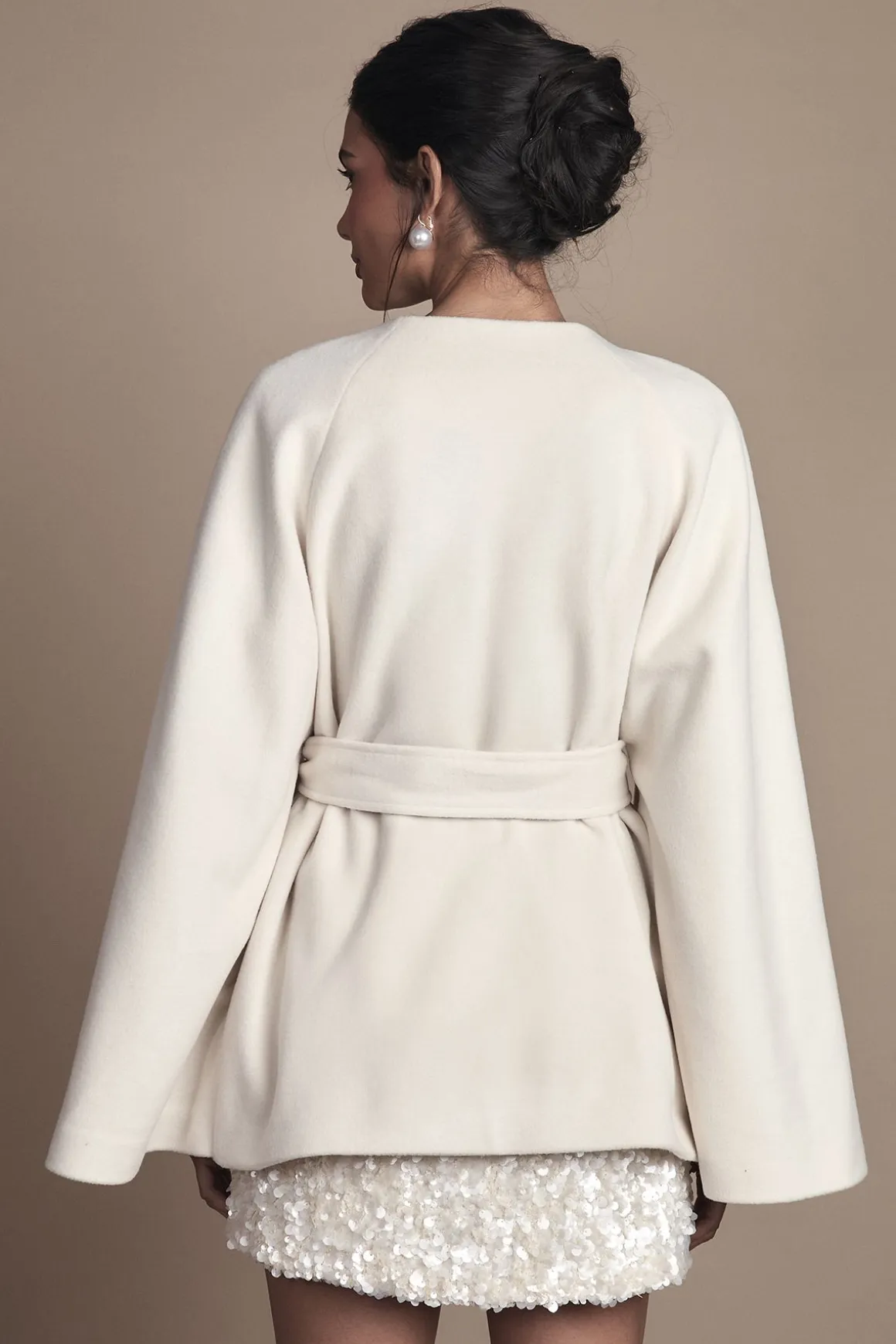 Manteau Cape Court Blanc Ceinturé pour Occasions Spéciales