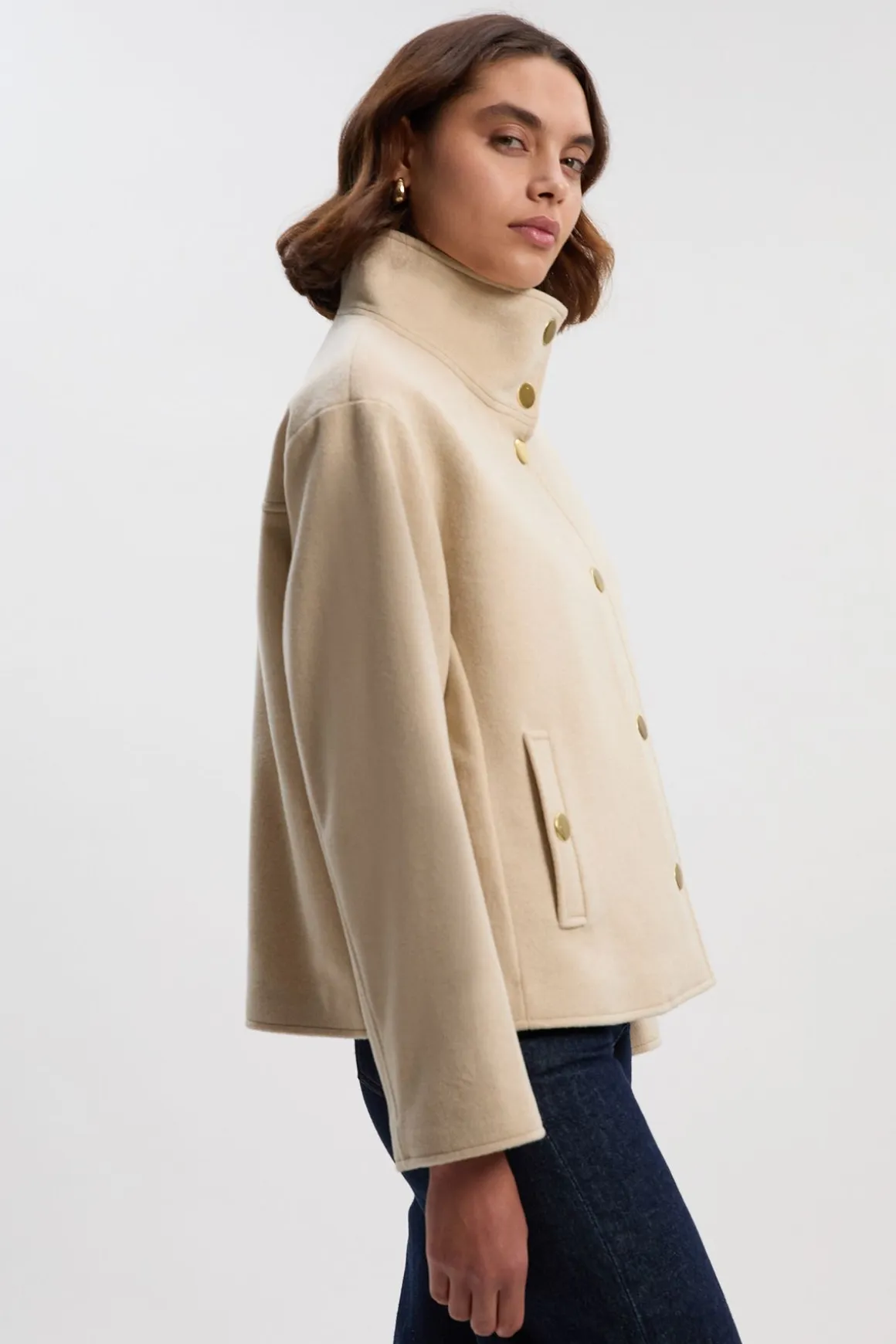 Manteau Court Ajusté en Laine Brossée à Col Cheminée