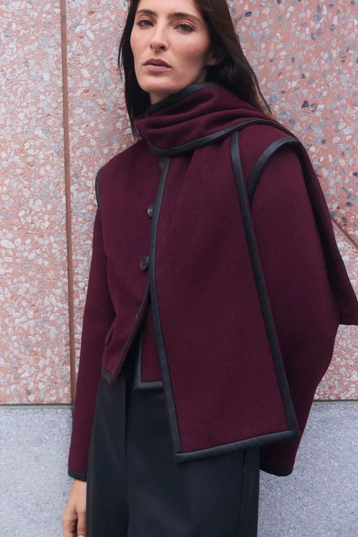 Manteau Court Ajusté en Mélange Laine Brossée et synthétique avec Écharpe Détachable