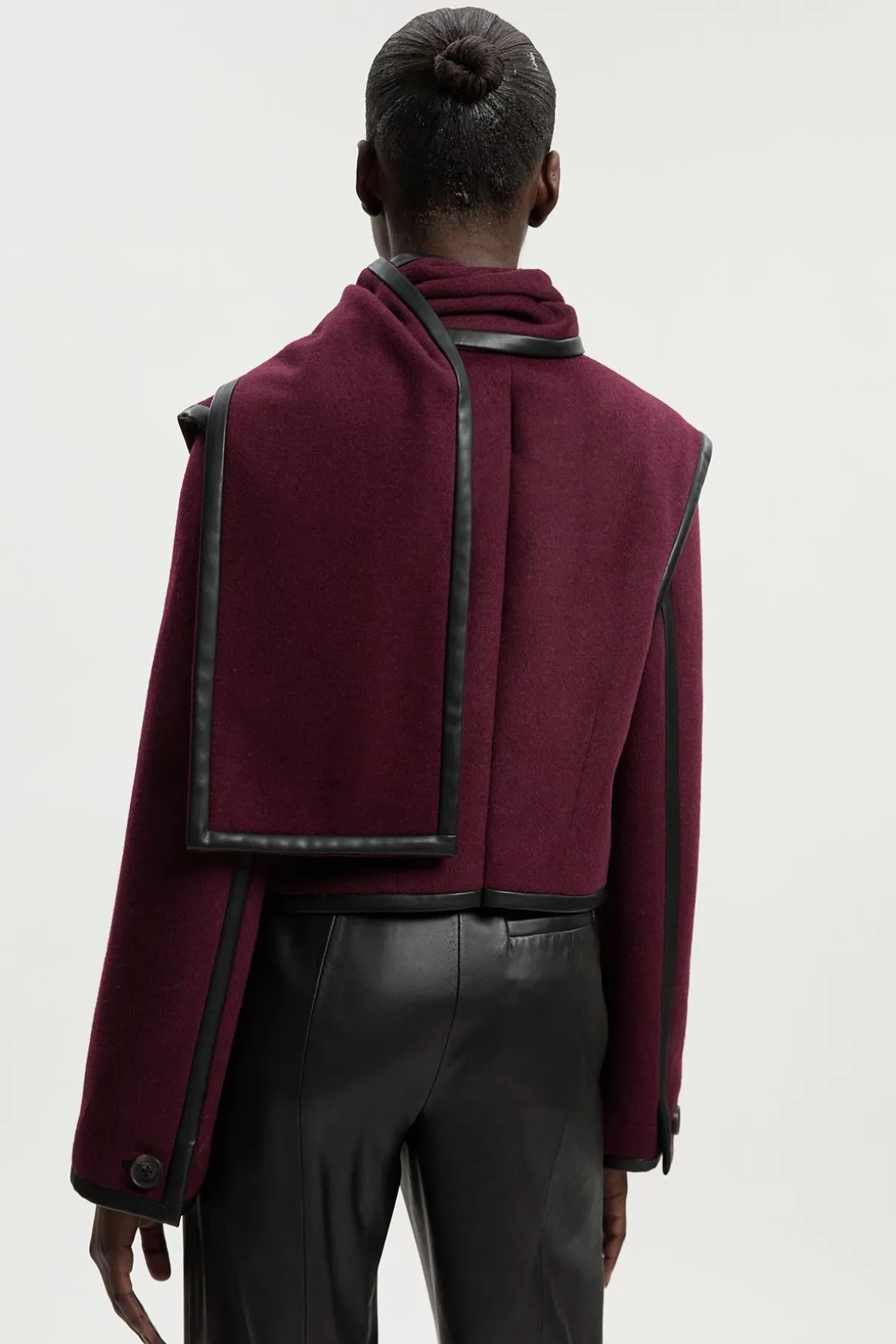Manteau Court Ajusté en Mélange Laine Brossée et synthétique avec Écharpe Détachable