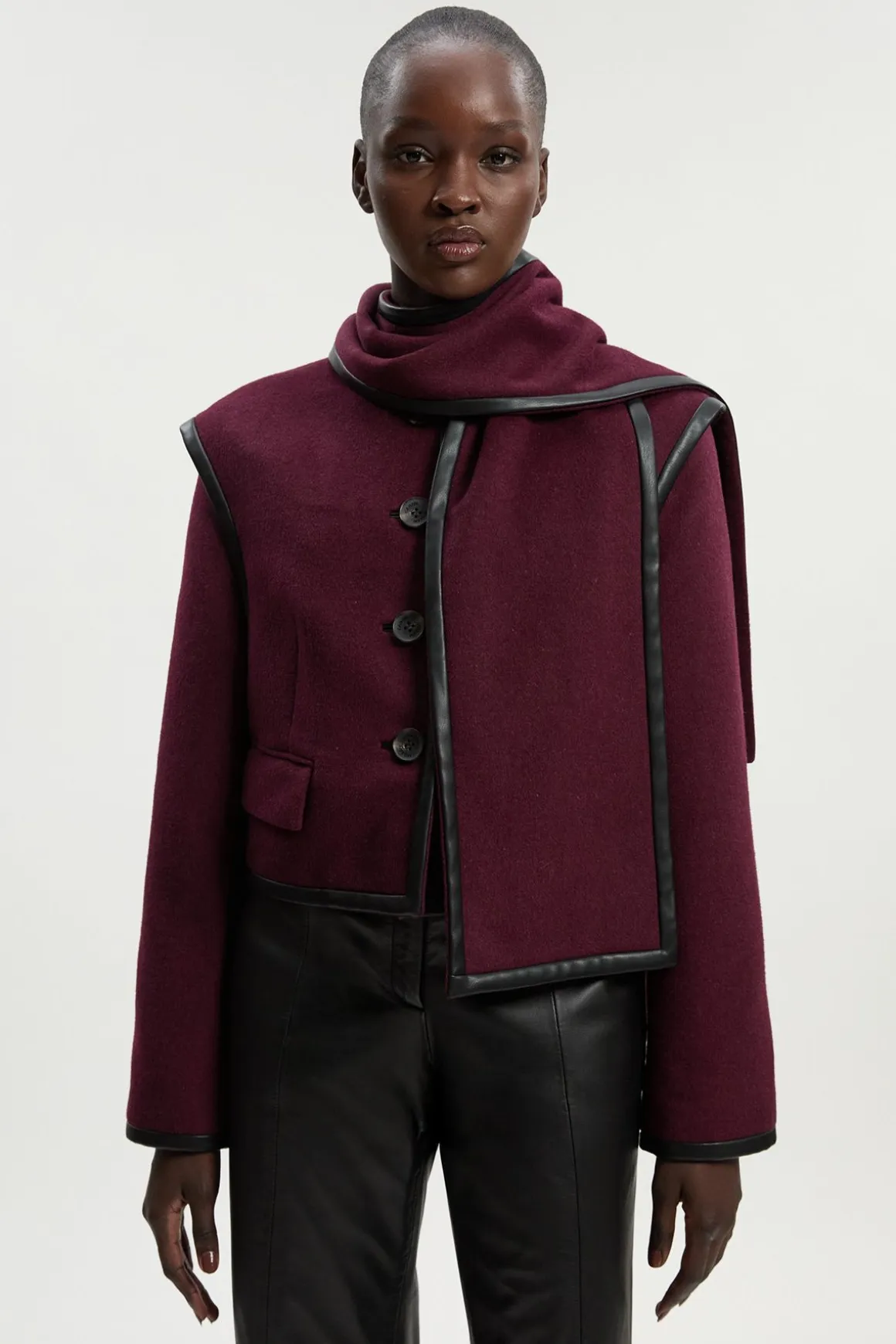 Manteau Court Ajusté en Mélange Laine Brossée et synthétique avec Écharpe Détachable