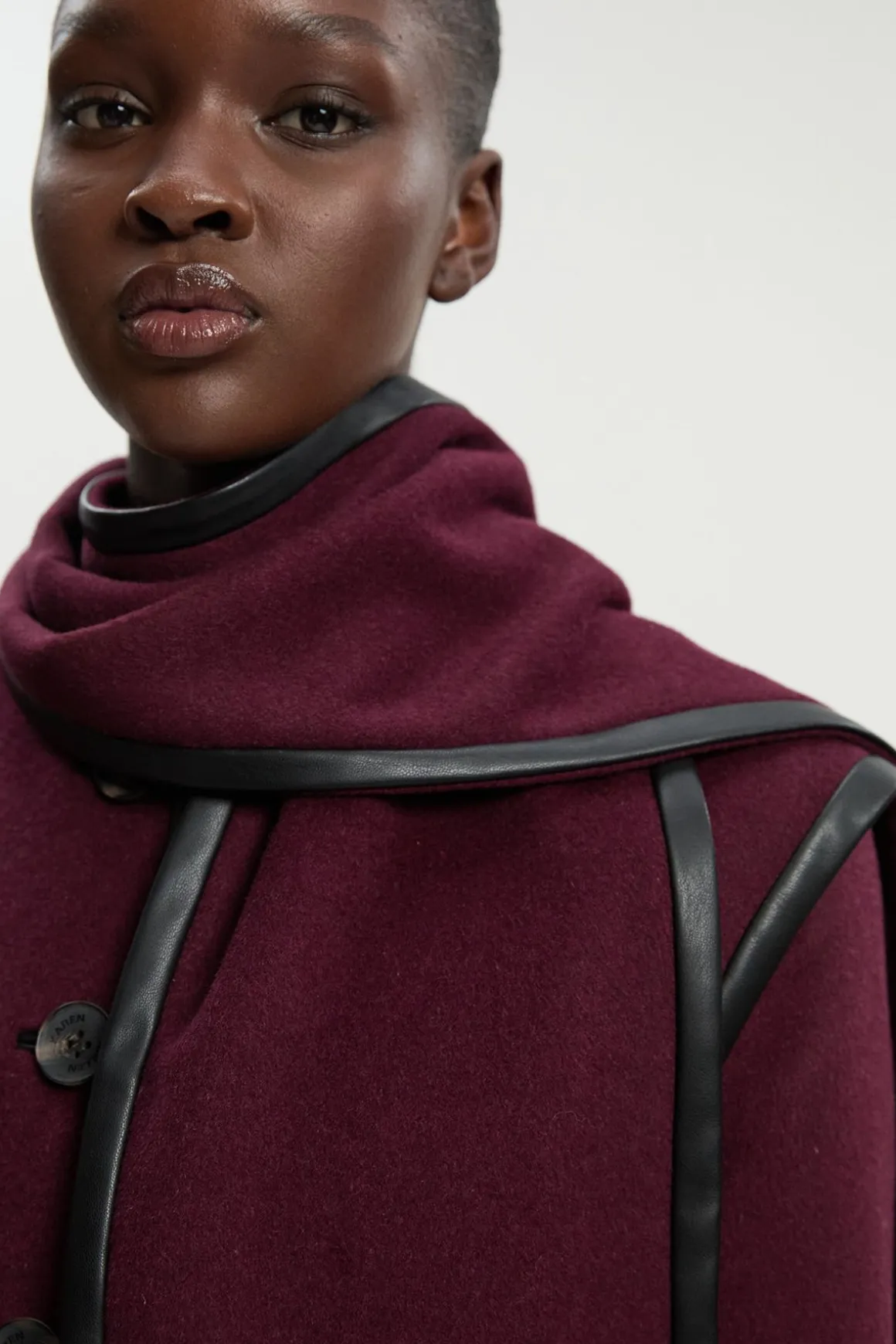 Manteau Court Ajusté en Mélange Laine Brossée et synthétique avec Écharpe Détachable