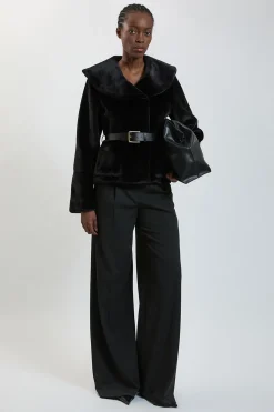 Manteau Court Ceinturé À Col Surdimensionné En Synthétique