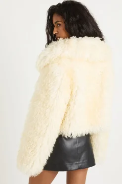 boohoo Manteau court en fourrure touffue avec fermoirs<Femme Manteaux Et Vestes D’Automne|Vestes & Manteaux