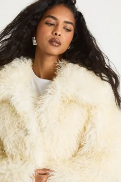 boohoo Manteau court en fourrure touffue avec fermoirs<Femme Manteaux Et Vestes D’Automne|Vestes & Manteaux