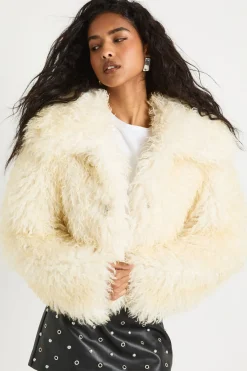 boohoo Manteau court en fourrure touffue avec fermoirs<Femme Manteaux Et Vestes D’Automne|Vestes & Manteaux