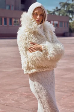 boohoo Manteau court en fourrure touffue avec fermoirs<Femme Manteaux Et Vestes D’Automne|Vestes & Manteaux