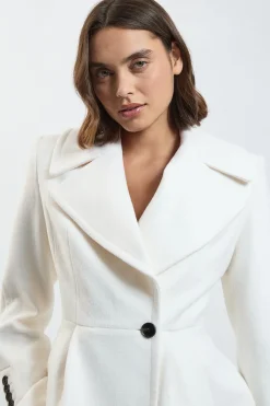 Manteau Court En Laine À Basque