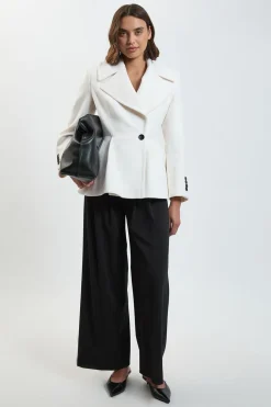 Manteau Court En Laine À Basque