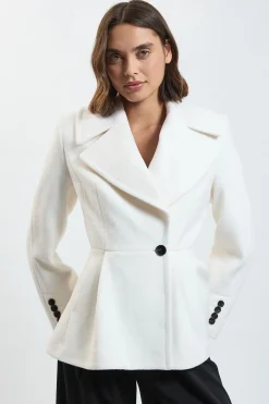 Manteau Court En Laine À Basque
