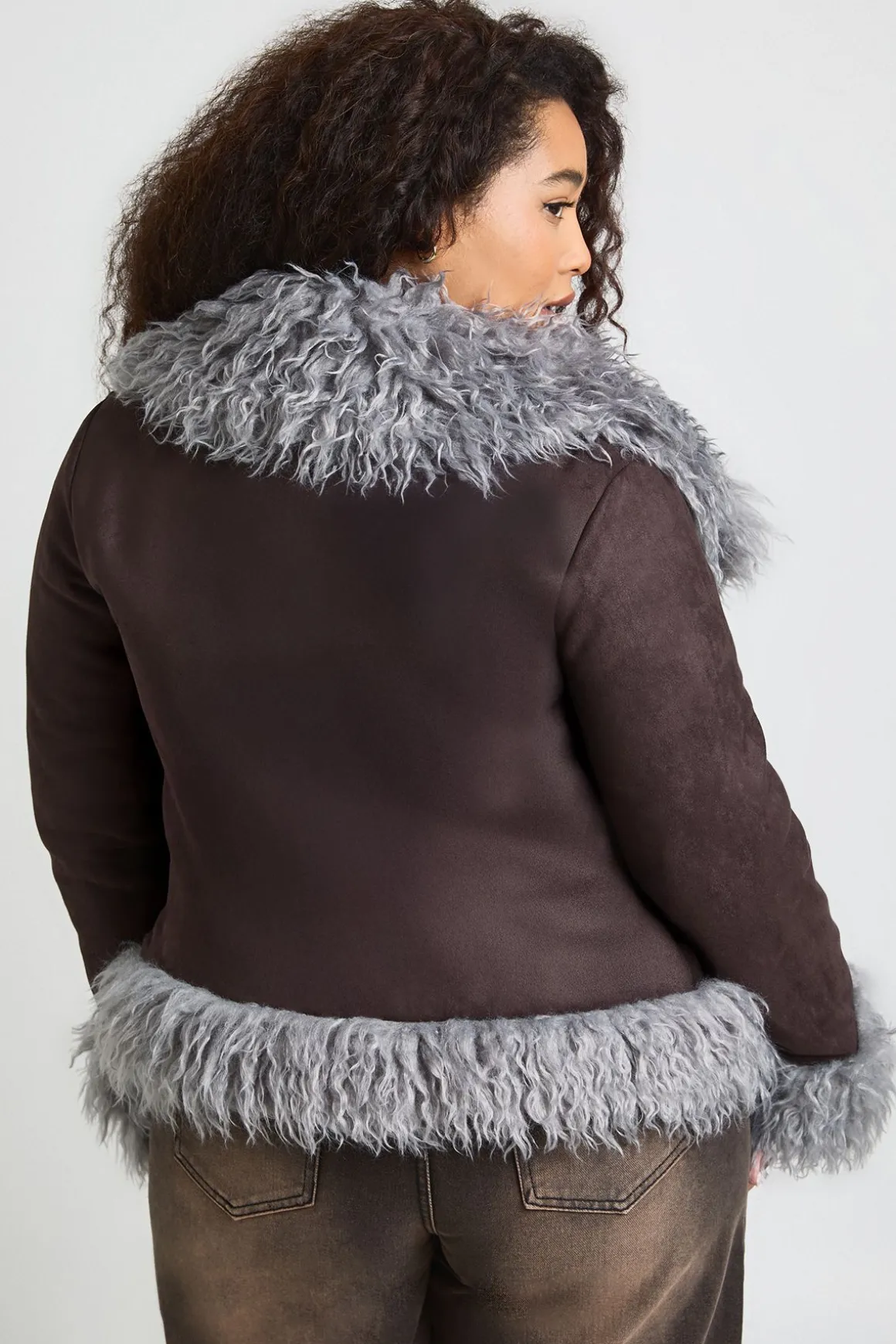 Manteau à garniture synthétique au style suédé
