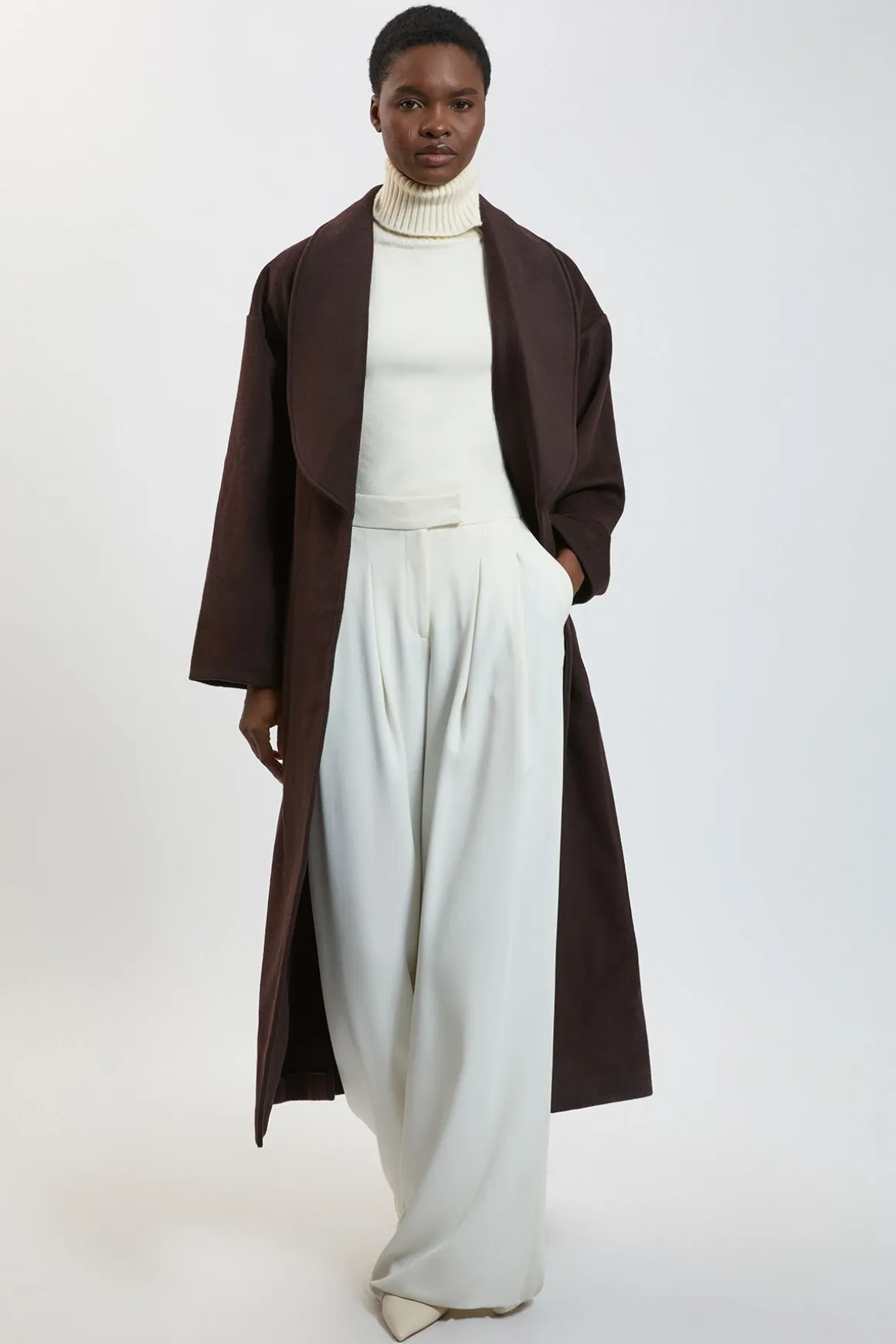 Manteau Long Ceinturé en Laine Brossée Coupe Ajustée